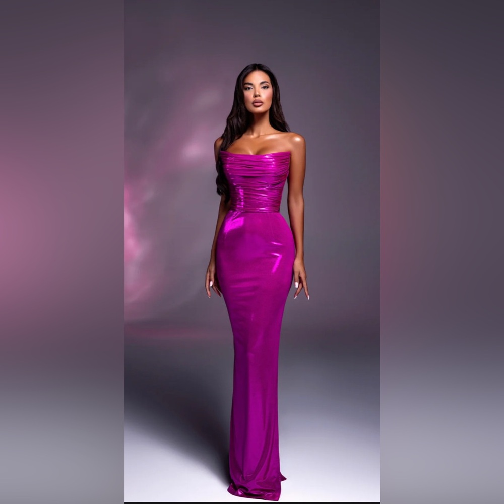 STRAPLESS DRESS WITH RUCHED BODICE
